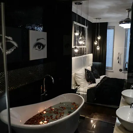 Diamond Lady Romantic Free Parking By Stayly *